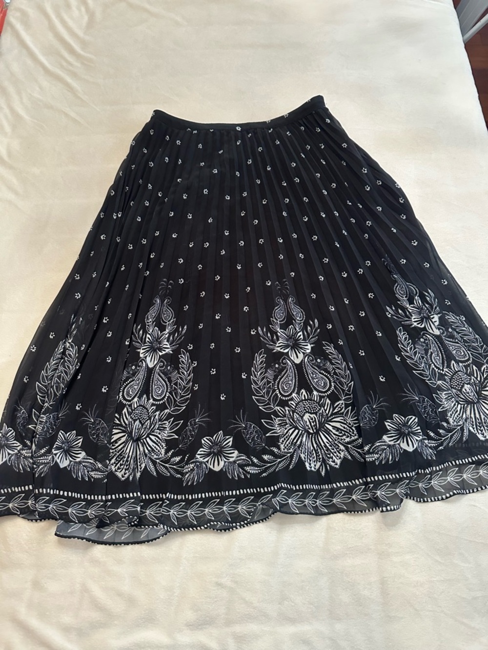 FARM Rio Black pleated Midi Skirt with White Floral Border print 38214 - Picture 5 of 12